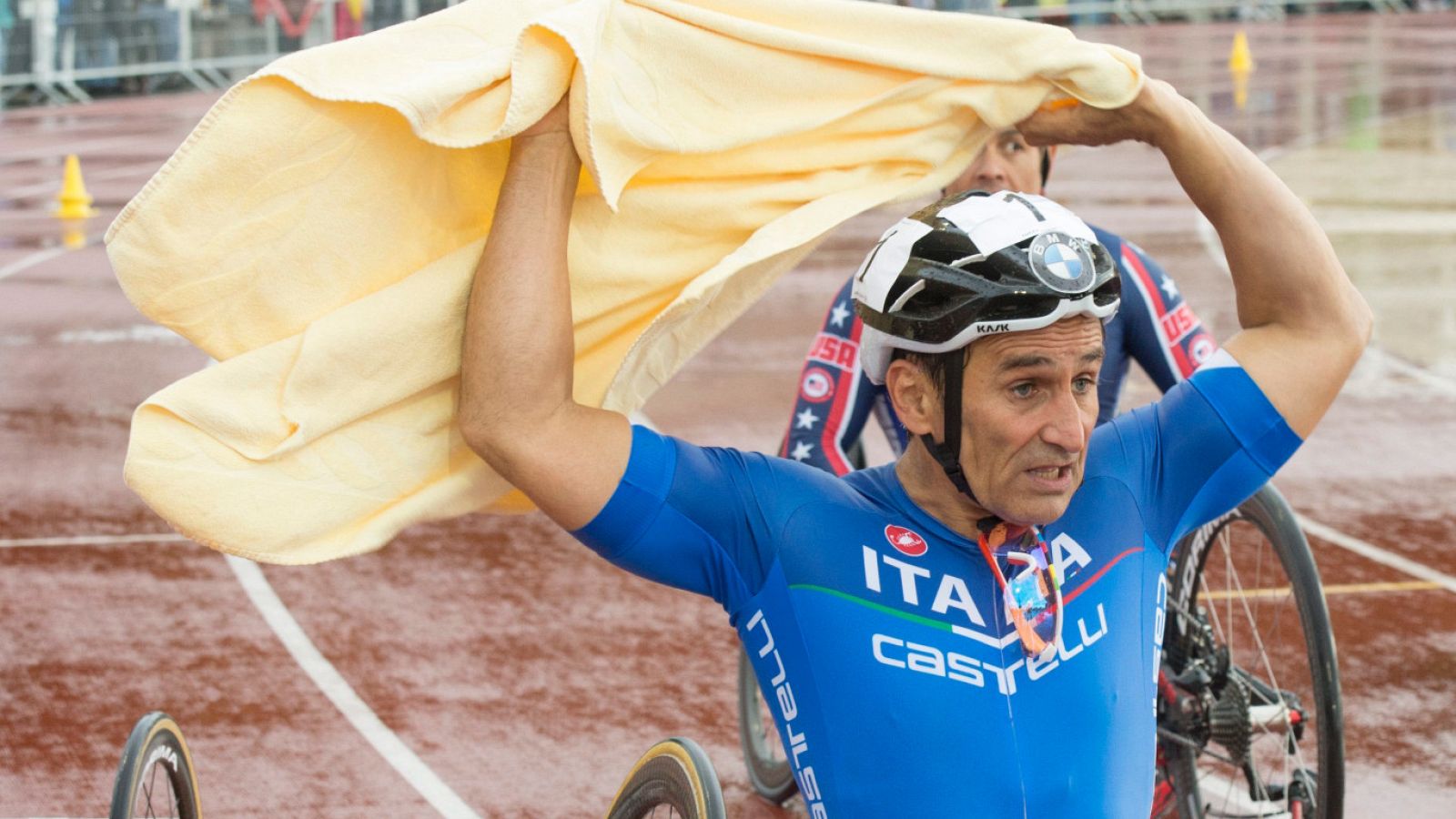 Grave accidente del paralímpico italiano Zanardi, expiloto de F1 - La tarde en 24h | Ver