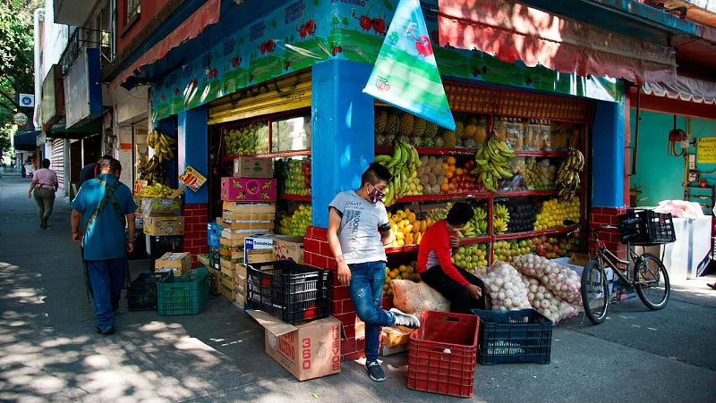 Los vendedores ambulantes de México tratan de sobrevivir volviendo a la actividad a pesar de que no cesan los contagios