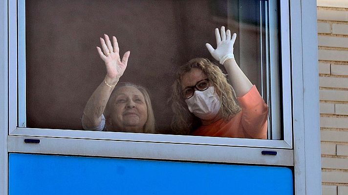 Telediario 1 - Los voluntarios se encuentran con los mayores a los que han ayudado: "Una cosa es que estés sola, otra sentirte sola"