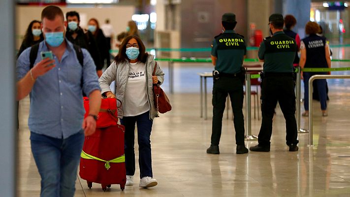 Informativo 24h - Los aeropuertos españoles recibirán 100 vuelos este domingo tras abrirse las fronteras europeas