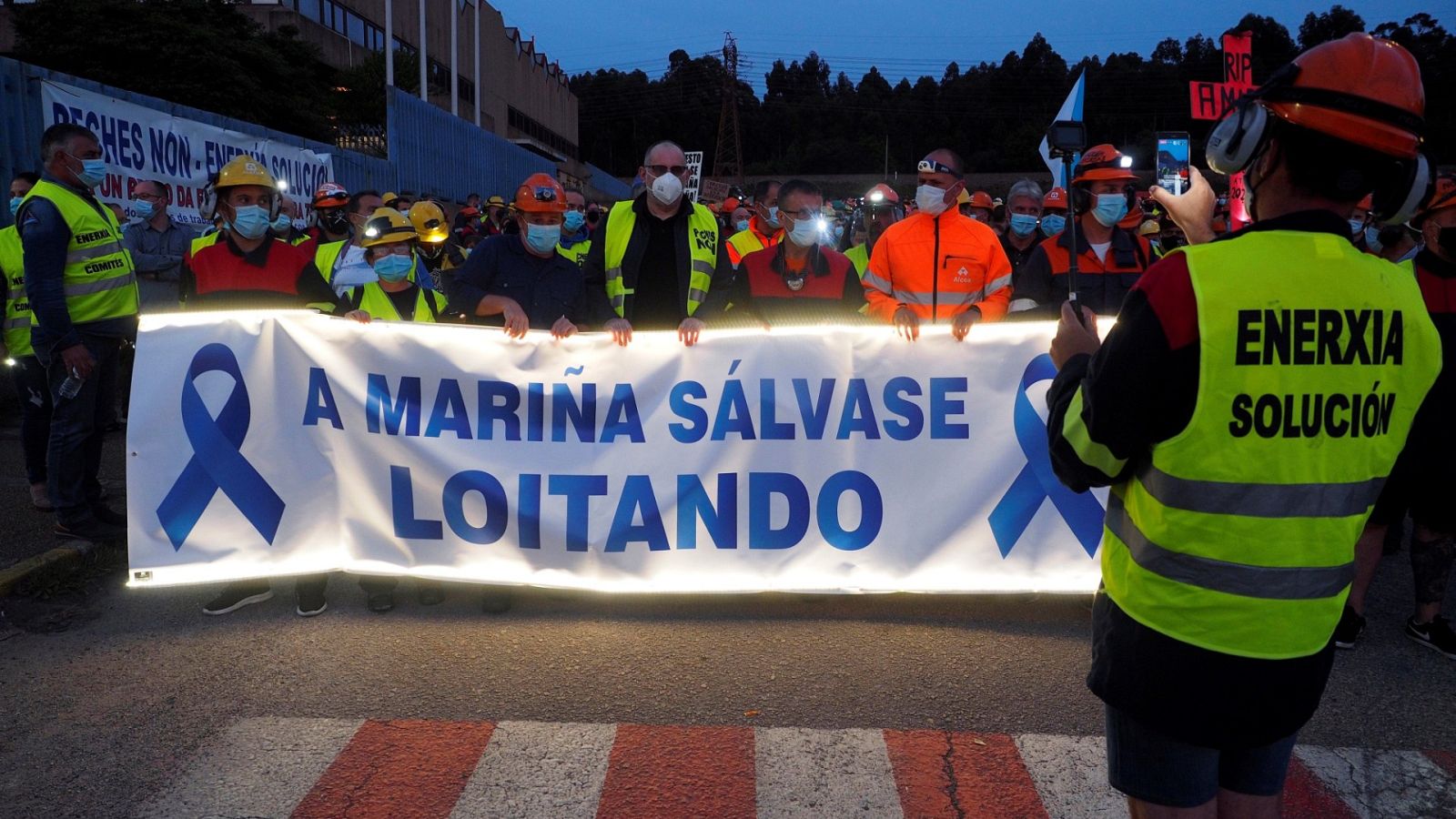 Los trabajadores de Alcoa organizan una manifestación nocturna contra el cierre de la planta