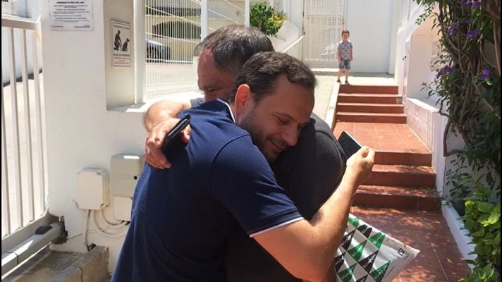 Telediario 1 - Kilómetros, abrazos y medidas de seguridad en los reencuentros tras el confinamiento