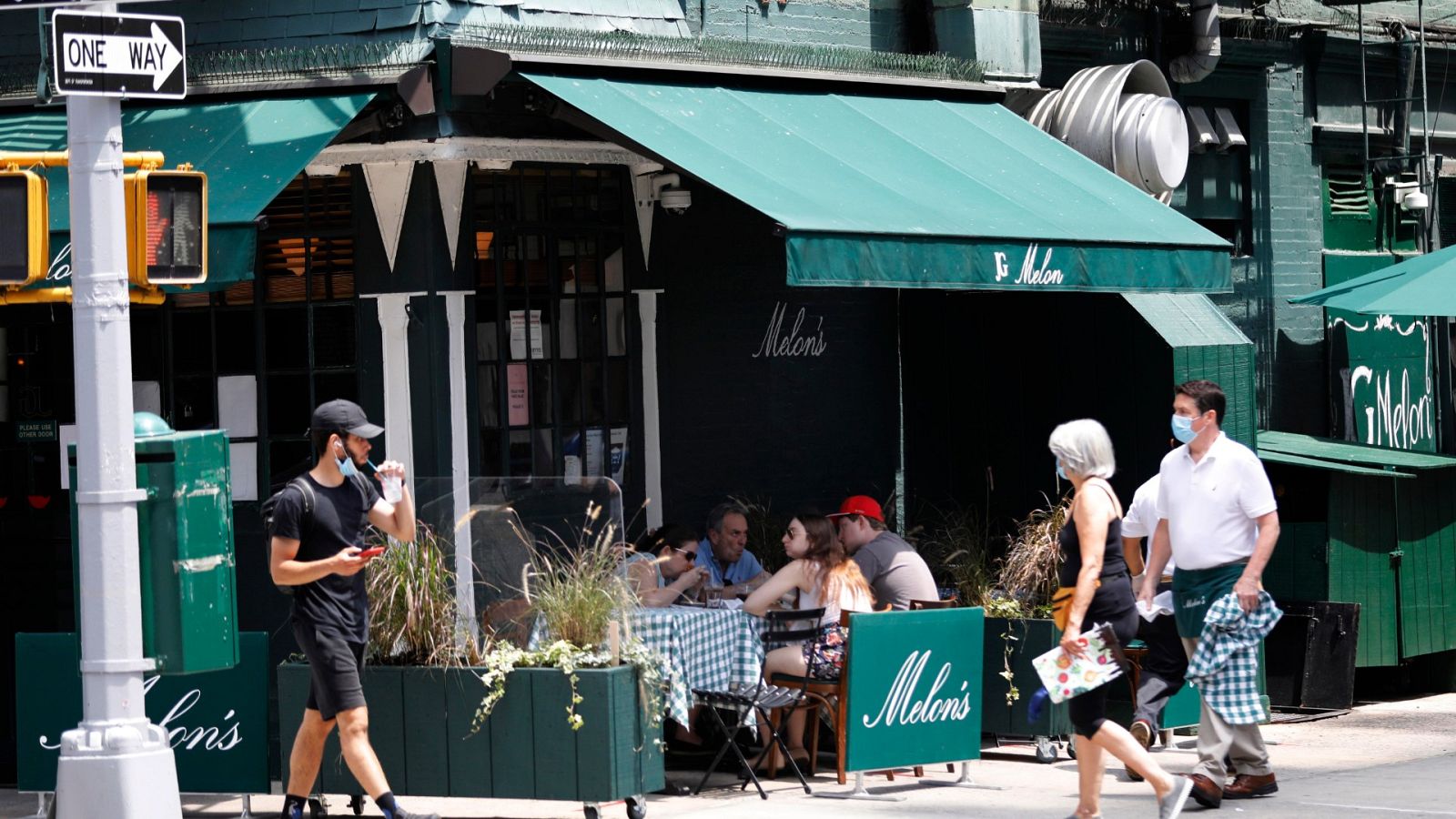 Nueva York recupera el pulso con la apertura de oficinas, terrazas y comercios