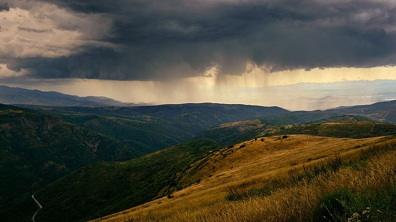 Calor en el Valle del Ebro y chubascos en el interior - Ver ahora