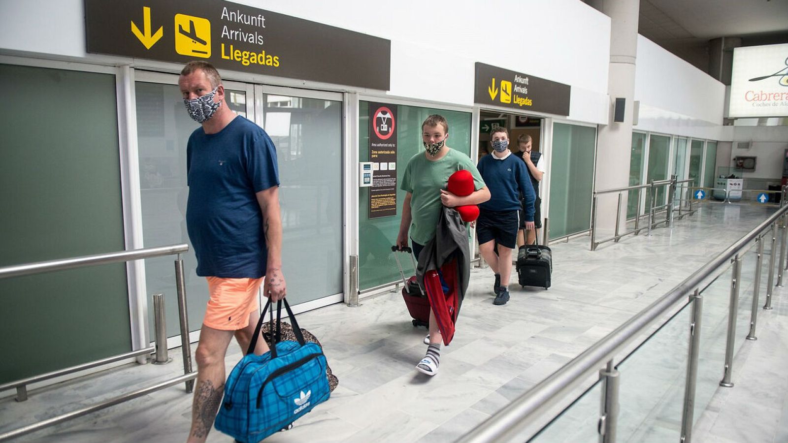 La entrada de nuevos casos de coronavirus por la apertura de fronteras preocupa a los países europeos - RTVE.es - Telediario 1 | Ver