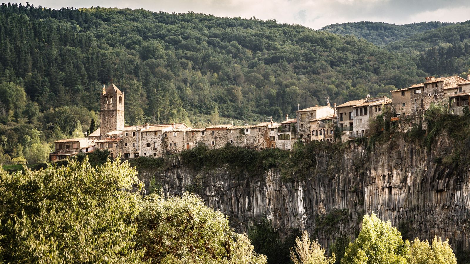Pueblos en las coladas de lava de La Garrotxa - España Directo | Ver