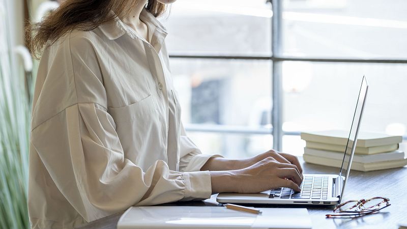 La CEOE alerta de que una regulación errónea del teletrabajo puede llevar a contratar en otros países - RTVE.es - Telediario 1 | Ver