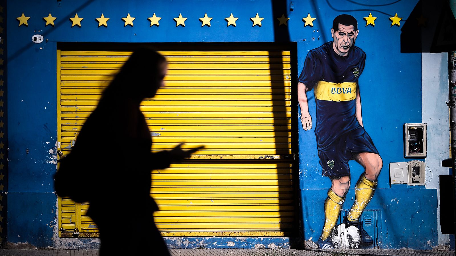 El fútbol sigue parado en Argentina y vuelve con polémica en Brasil