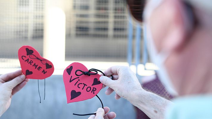 Telediario 1 - Familiares rinden homenaje a los 85 mayores muertos con coronavirus en una residencia de Madrid