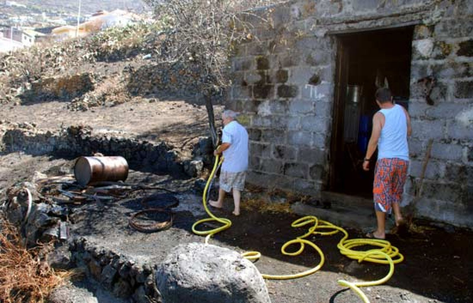 En La Palma se sigue trabajando para controlar un incendio que ha quemado 2.700 hectáreas | Ver