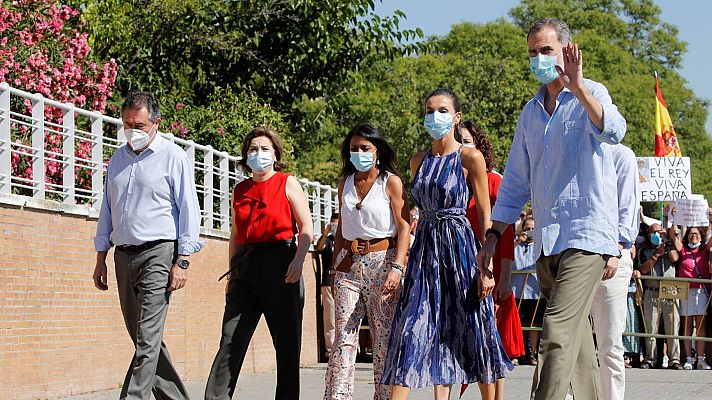 Telediario 1 - Aplausos y reivindicaciones durante la visita de los reyes a las 'Tres Mil Viviendas' de Sevilla