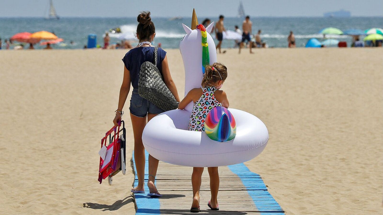 Los apartamentos turísticos comen terreno a los hoteles en tiempos de COVID-19 - RTVE.es - Telediario 1 | Ver