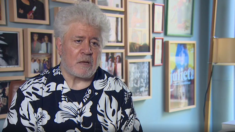 Pedro Almodóvar: "Este confinamiento he descubierto que yo ya estaba aislado, no tenía vida social" - RTVE.es - Telediario 1 | Ver