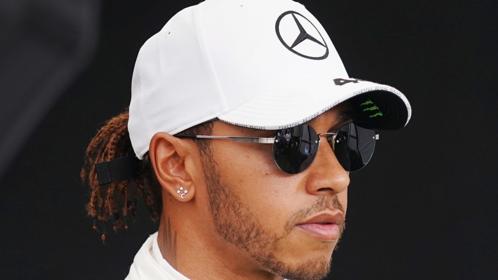 Lewis Hamilton, un millonario comprometido | Ver