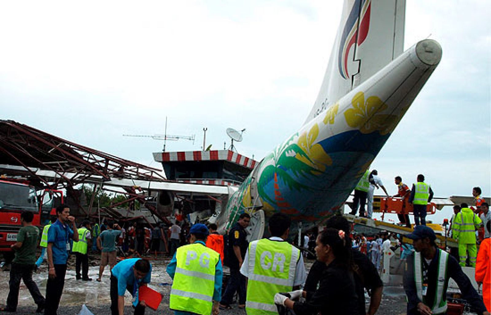 El piloto de un avión de Bangkok Airlines ha fallecido y unas cuarenta personas han resultado heridas al estrellarse el aparato contra la torre de control del aeropuerto de la turística isla de Koh Samui.