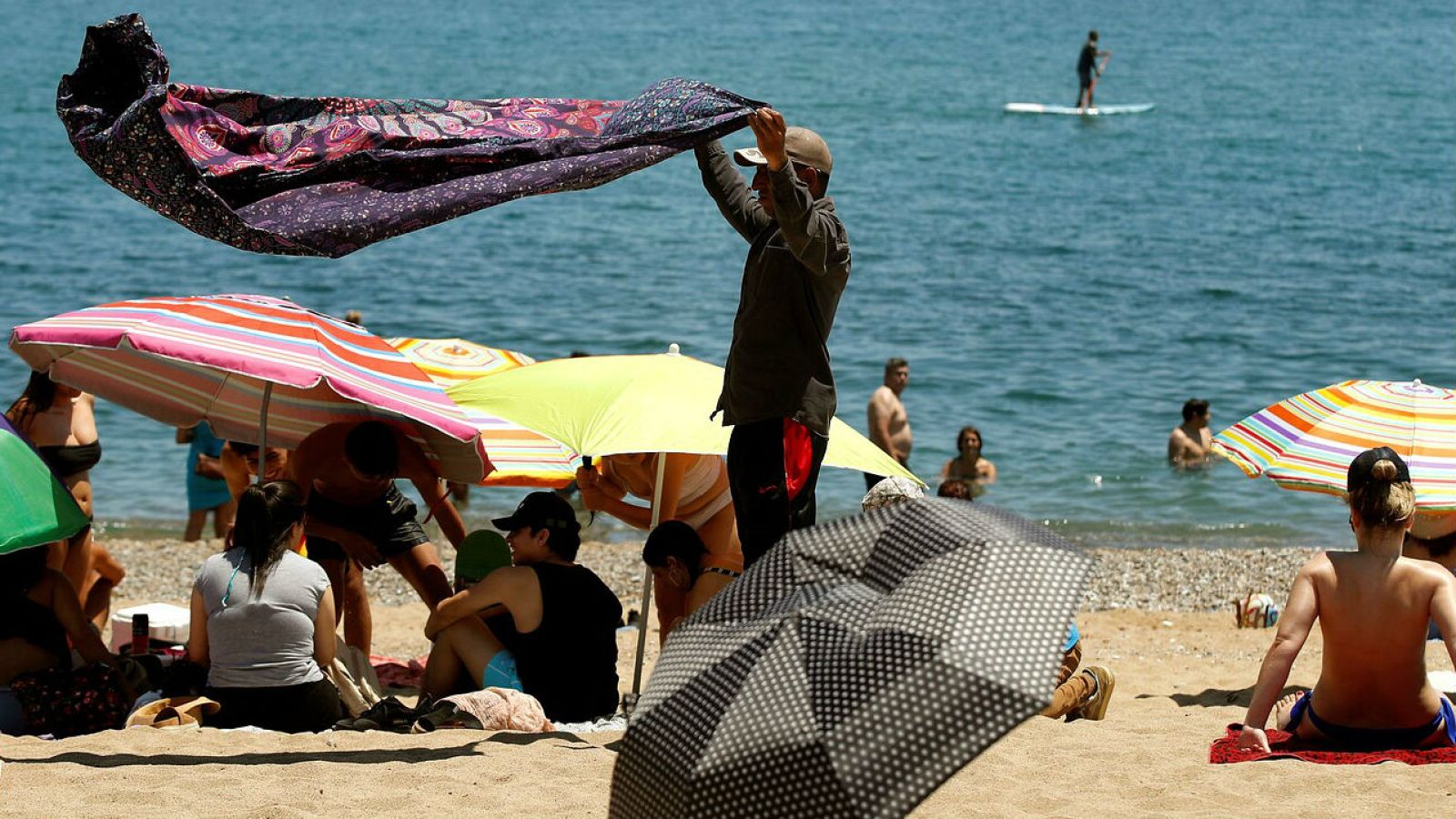 Los científicos recuerdan que también existen posibilidades de contagio al aire libre - RTVE.es - Telediario 1 | Ver