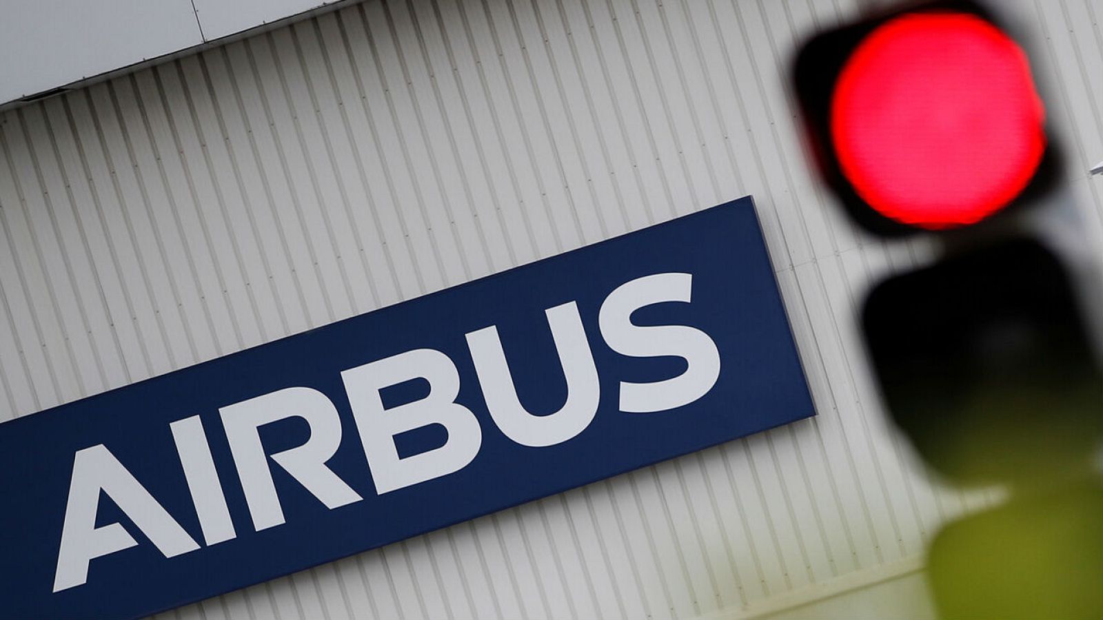 Airbus anuncia 900 despidos más en España por la crisis generada por el coronavirus - RTVE.es - Telediario 1 | Ver
