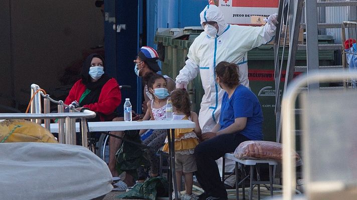 Telediario 1 - Los brotes en pateras impulsan las medidas de seguridad