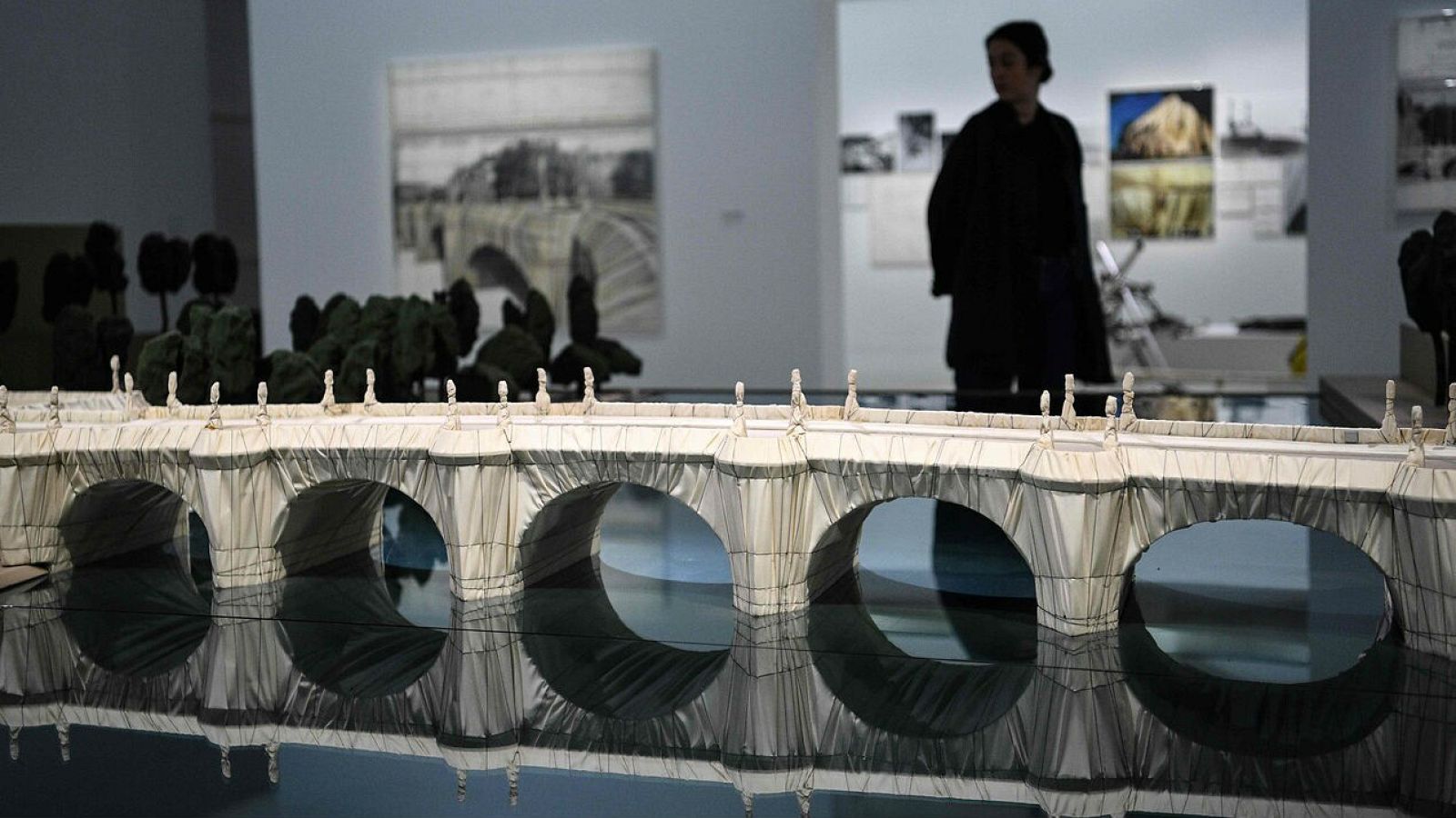 El Pompidou reabre tras la pandemia con la exposición "maldita" de Christo - RTVE.es - Telediario 1 | Ver