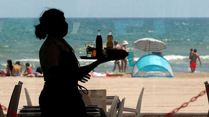 Telediario 1 - El desempleo en junio golpea al sector hostelero, especialmente a las mujeres