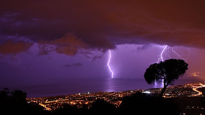 El tiempo - Chubascos y tormentas localmente fuertes en Cataluña