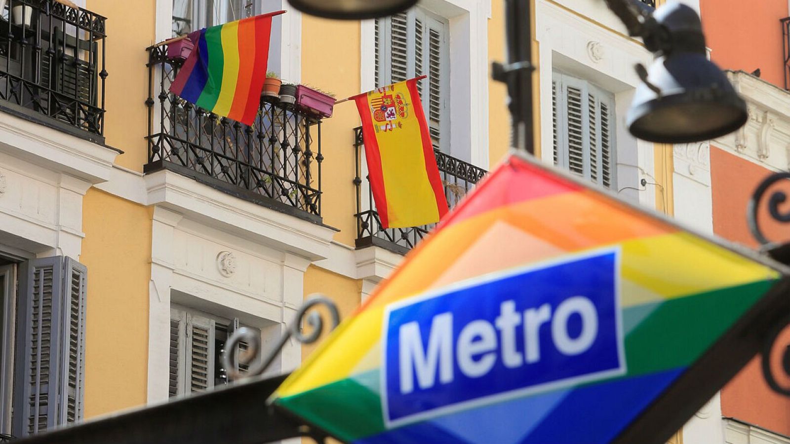 El ambiente del Orgullo 2020 abandona las calles y se da cita en los balcones de Chueca por el coronavirus - RTVE.es - Telediario 1 | Ver