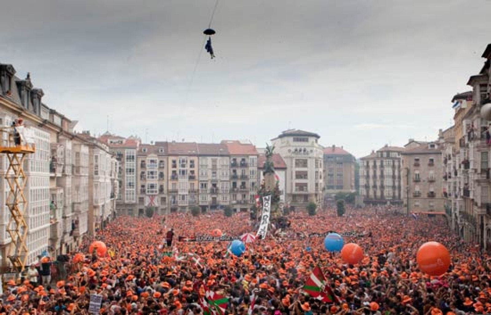 Vitoria comienza sus fiestas con la tradicional bajada de Celedón desde la torre de San Miguel | Ver