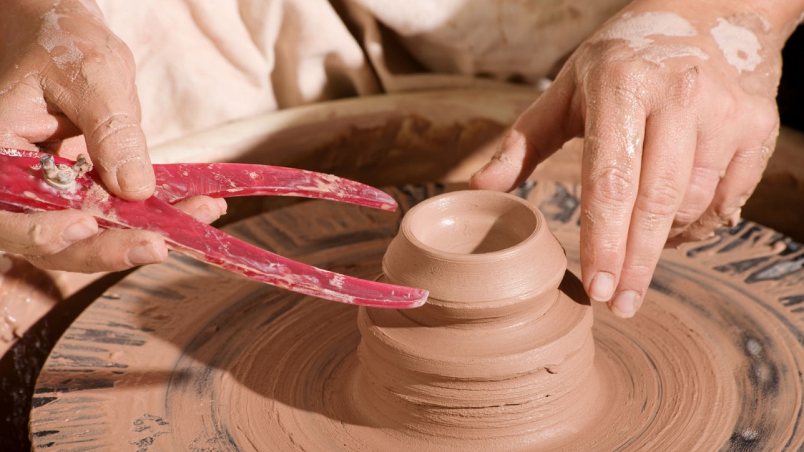 Aquí la Tierra - Visitamos una alfarería segoviana: nos enseñan a hacer bandejas de arcilla