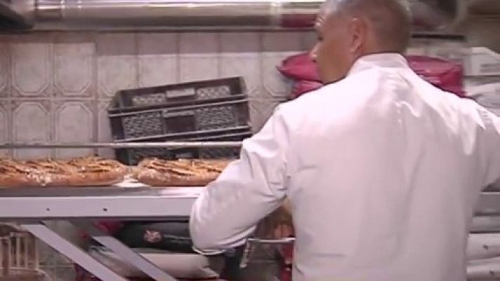 Telediario 1 - Una pequeña panadería de París hace cada día pan y croissanes para el Presidente Macrón y sus ministros
