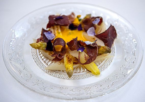 RTVE Cocina - Espárragos a la plancha con holandesa y cecina