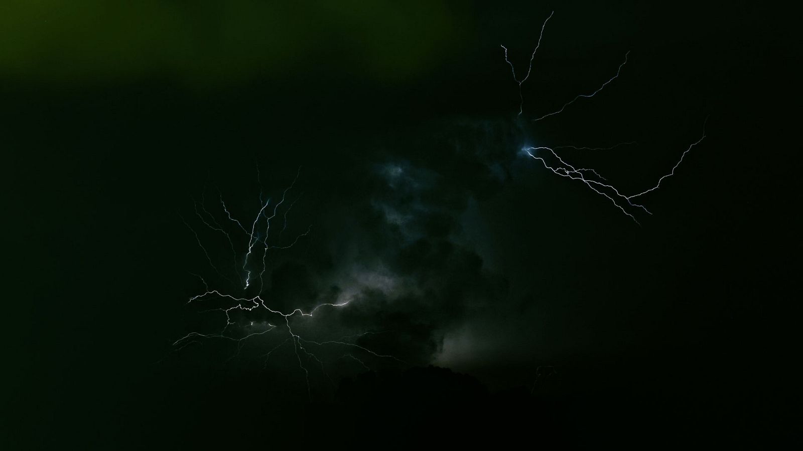 Chubascos y tormentas localmente fuertes en Pirineos - Ver ahora