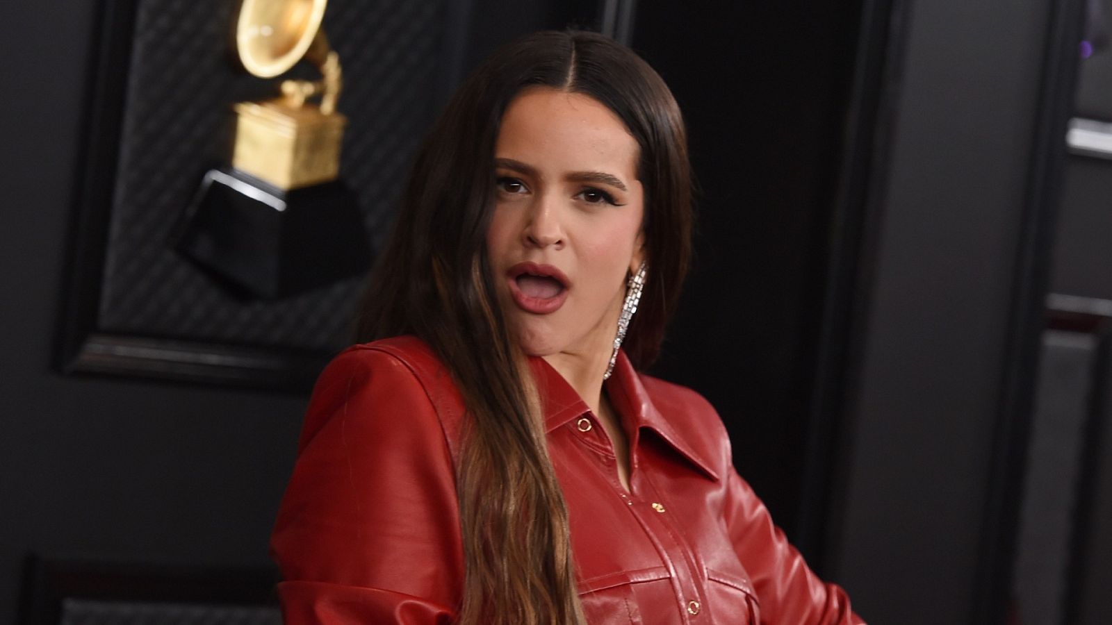 Rosalía genera polémica al realizarse "malamente" la prueba del COVID