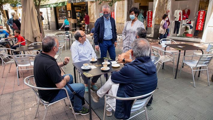 Telediario 1 - En la naturaleza, de compras o con la familia: así han pasado la jornada de reflexión los candidatos a las elecciones vascas y gallegas
