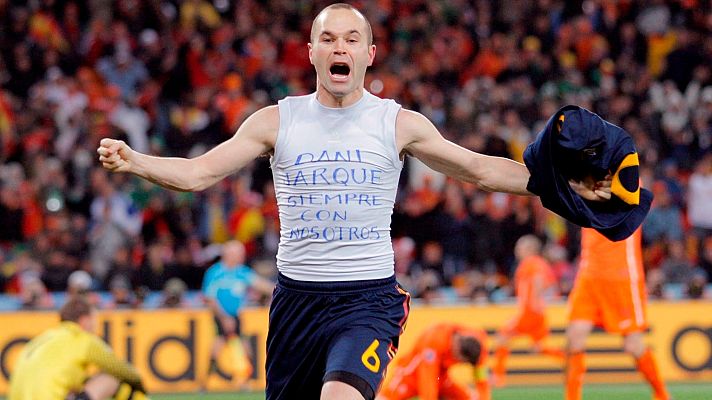 Iniesta: \"Han pasado diez años y me sigo emocionando\"