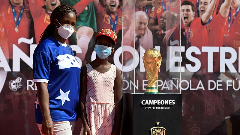 Vídeo: La copa del Mundo, en la plaza de Colón