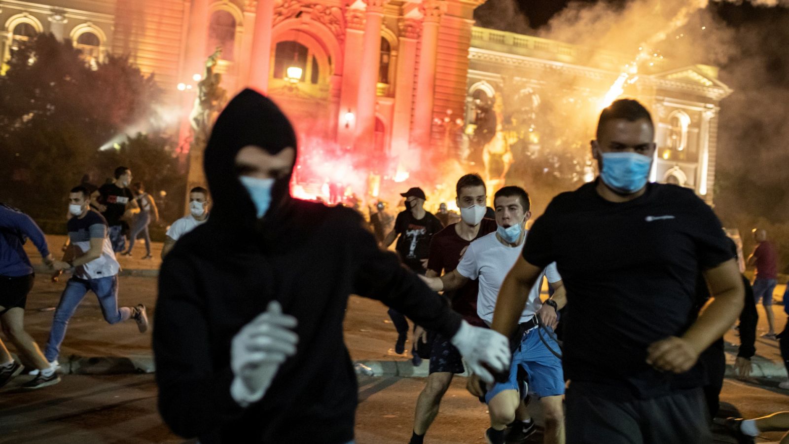 Cuarto día de protestas en Belgrado contra las medidas de confinamiento del Gobierno