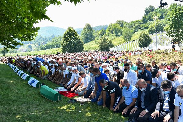 Telediario 1 - Homenaje a las víctimas de Srebrenica por el 25 aniversario de la masacre
