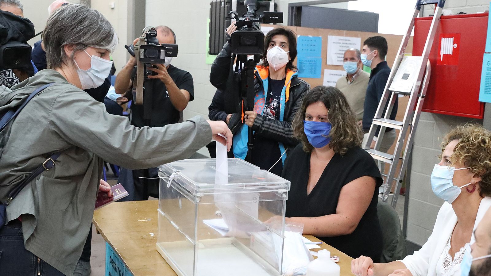 Elecciones 12J - Abren los colegios electorales en Galicia y País Vasco - RTVE.es - Informativo 24h | Ver