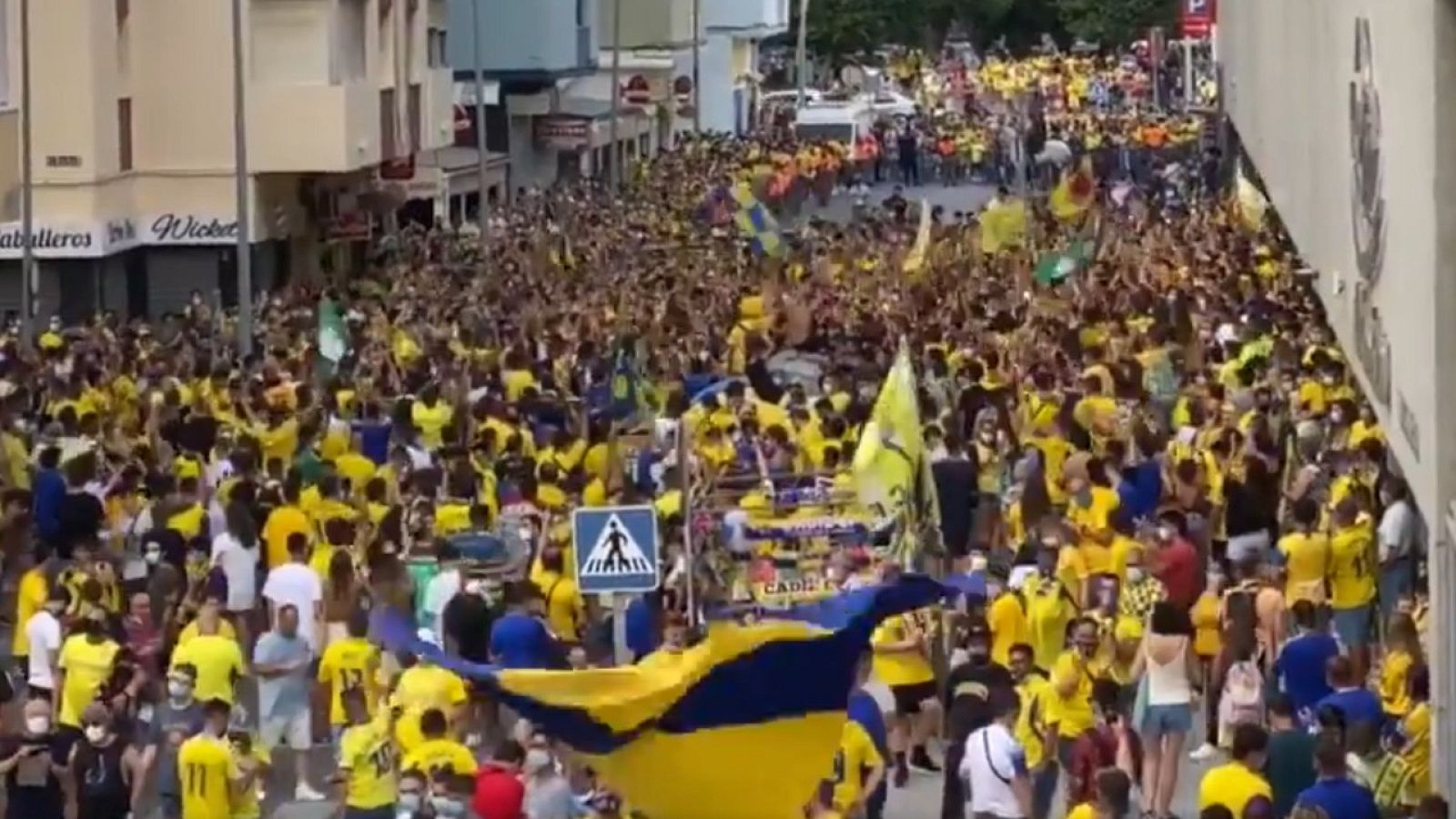 La afición del Cádiz se echa a la calle para celebrar un ascenso que no llegó | Ver