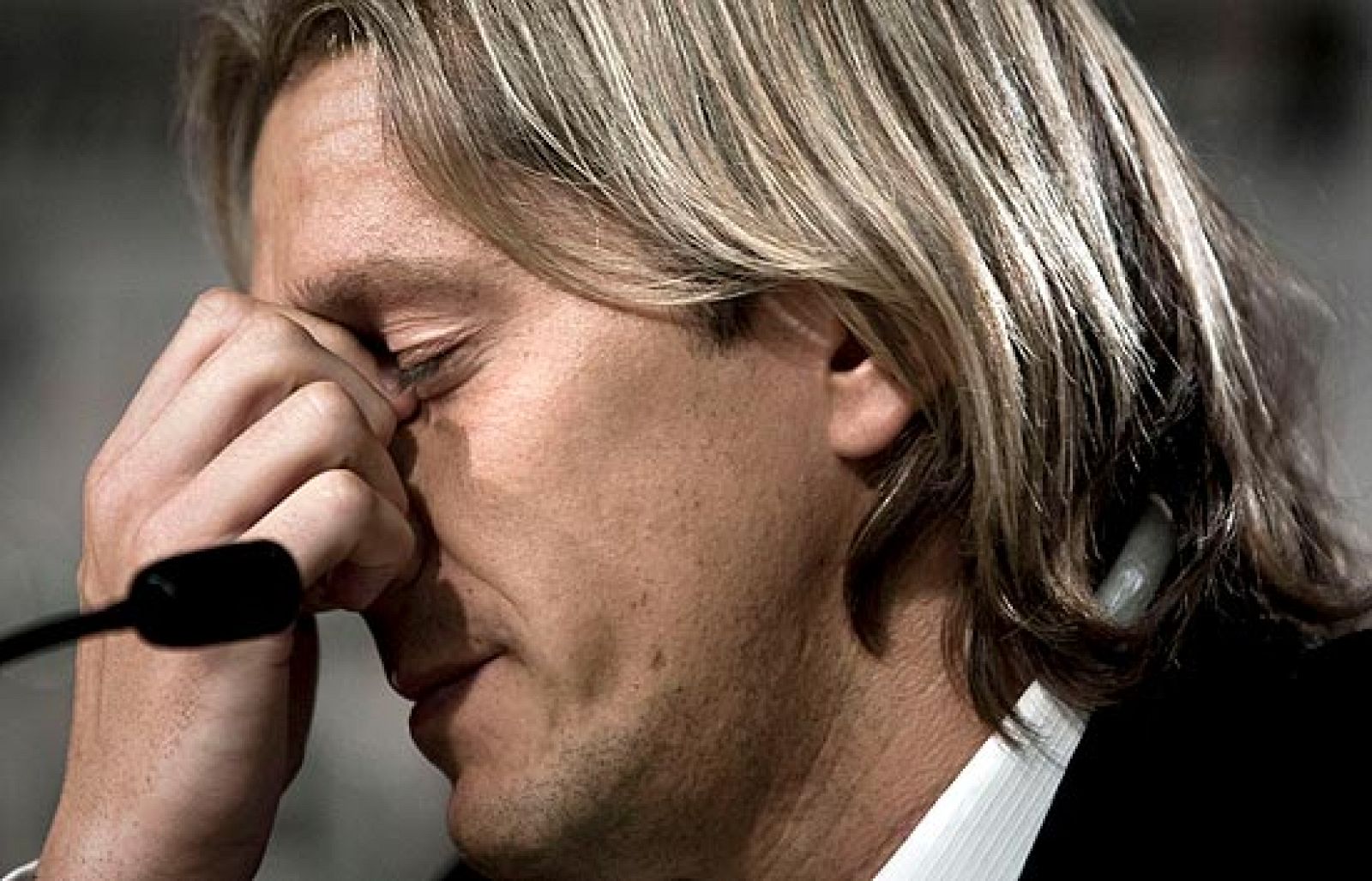 Después de diez años en el Real Madrid, Michel Salgado dice adiós. El lateral se ha emocionado al recordar a sus padres.