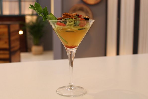 RTVE Cocina - Gelatina de tomate y azafrán con ensalada de pepino