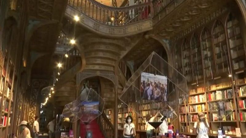 Los lectores siguen visitando la librería Lello aunque no inspiró a Rowling para Harry Potter | Ver