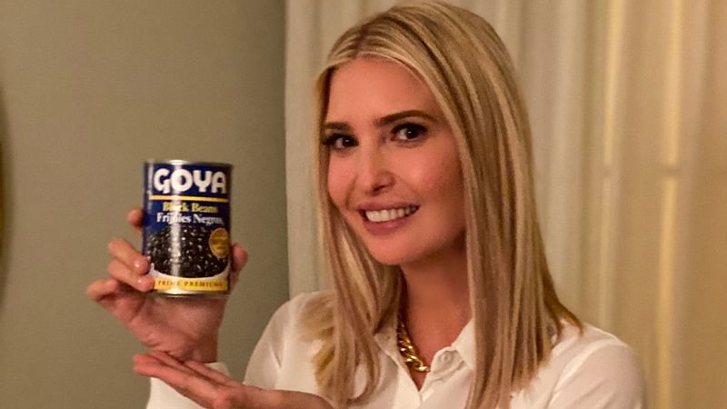 Donald Trump y su hija Ivanka posan con frijoles y otros productos de la empresa Goya en medio del 'boicot' a la marca hispana - Modo Digital | Ver