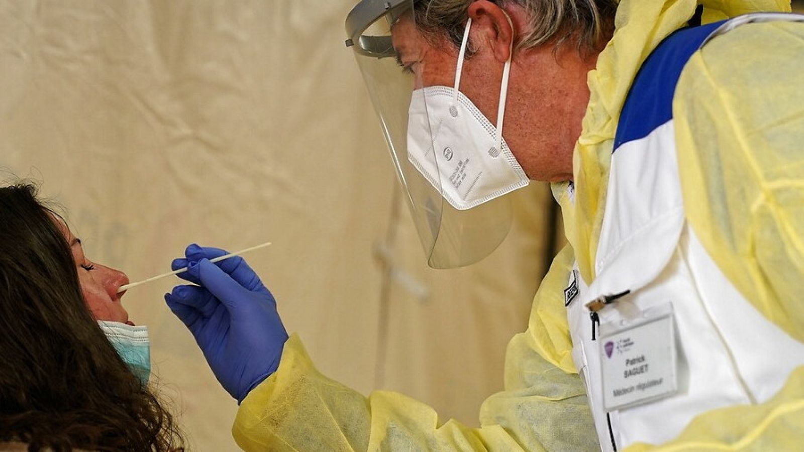 Sanidad notifica 580 nuevos casos, un repunte de contagios asociado a los brotes