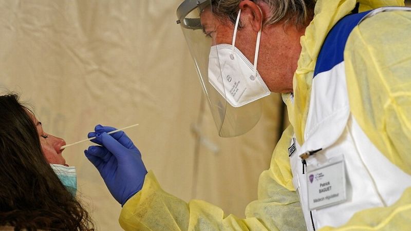 Sanidad notifica 580 nuevos casos, un repunte de contagios asociado a los brotes