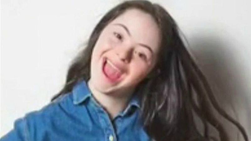 La joven británica Ellie Goldstein, primera modelo con Síndrome de Down en ser imagen de una campaña de Gucci