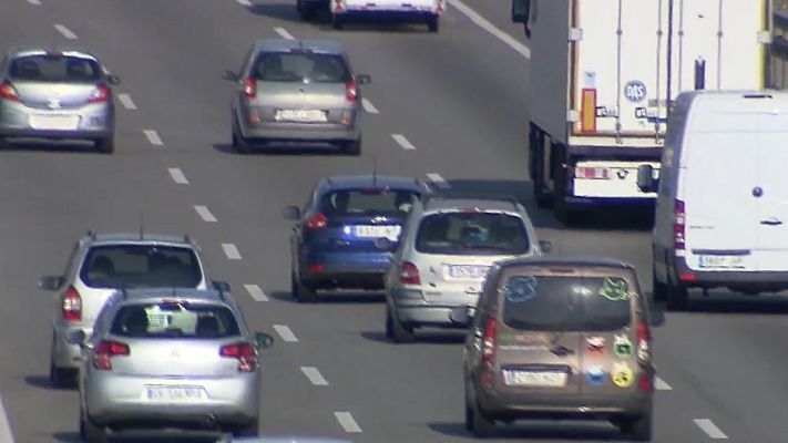 Telediario 1 - Miles de vehículos salen de Barcelona