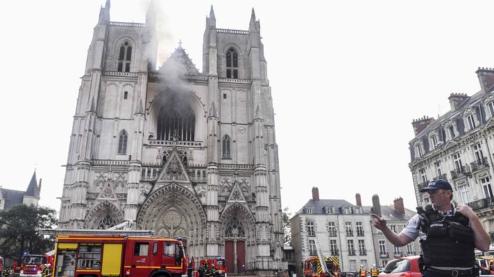 Informativo 24h - Decenas de bomberos tratan de extinguir un incendio en la catedral de Nantes