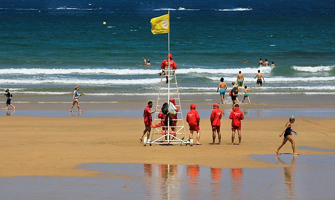 El tiempo - Intervalos de viento fuerte en el litoral de Galicia y en Canarias