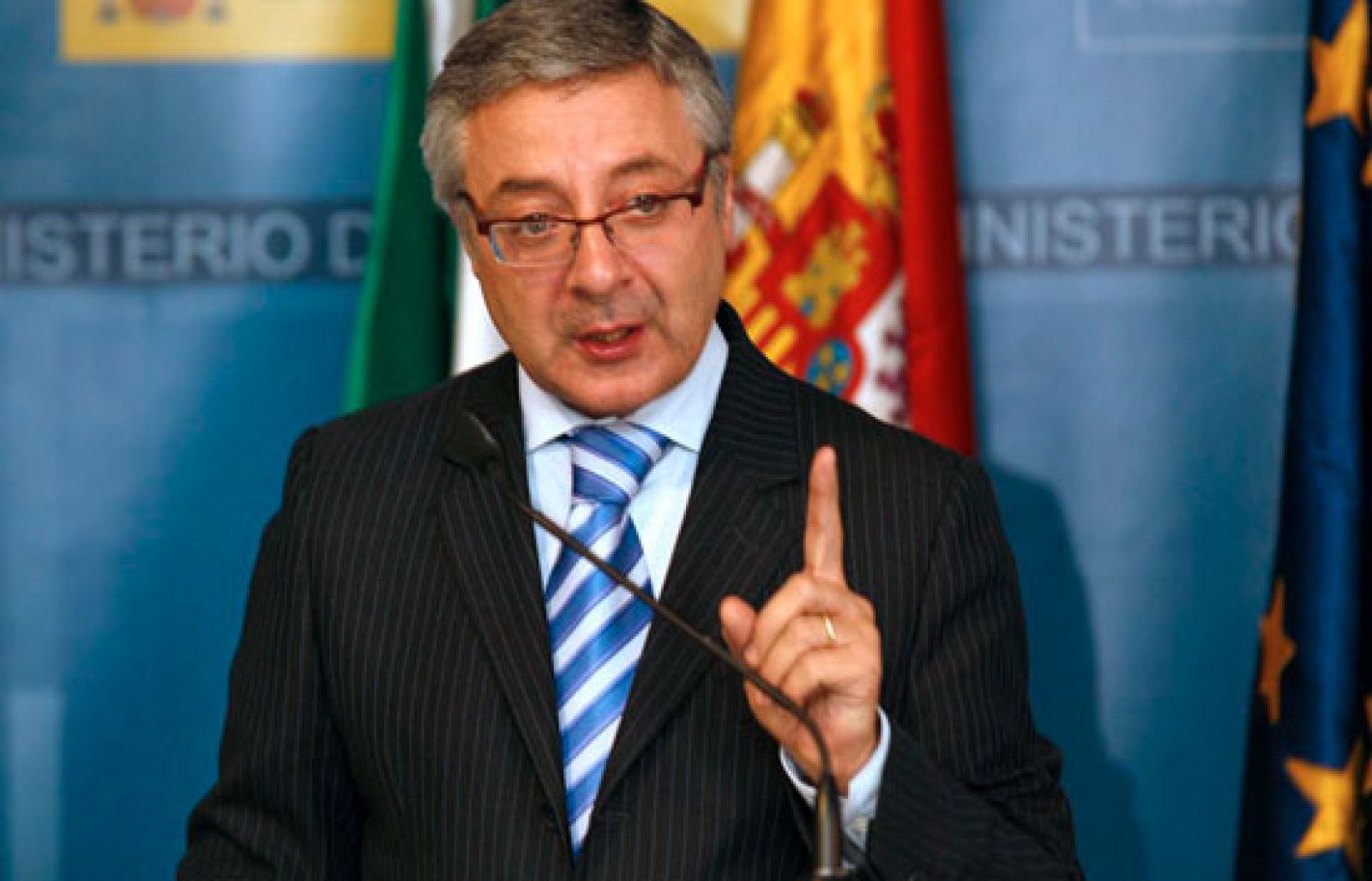 El PSOE bloqueará la entrada del PP en las instituciones si examina a Pajín